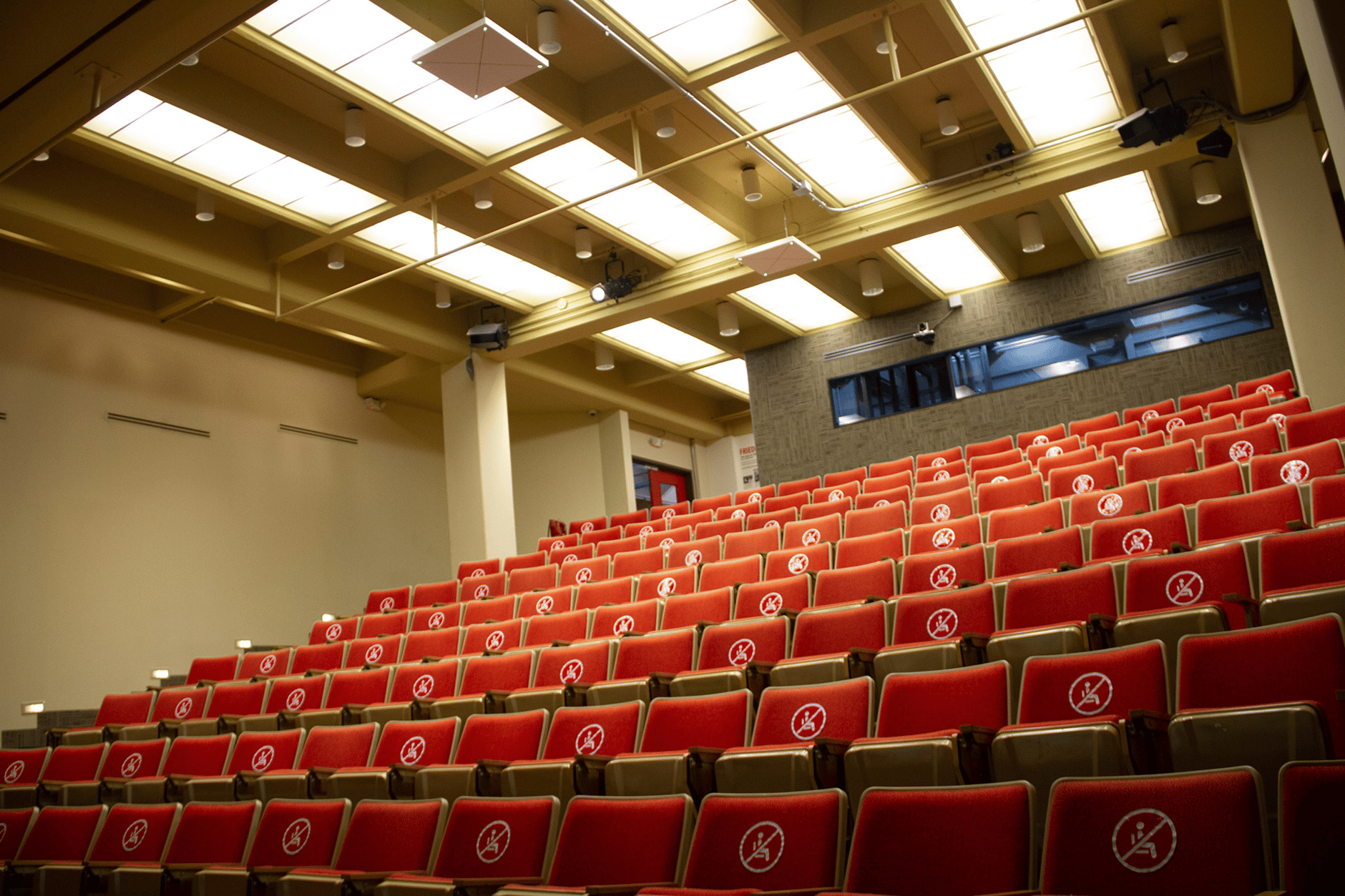 University Francisco Marroquin auditorium with red seats and modern lighting.
