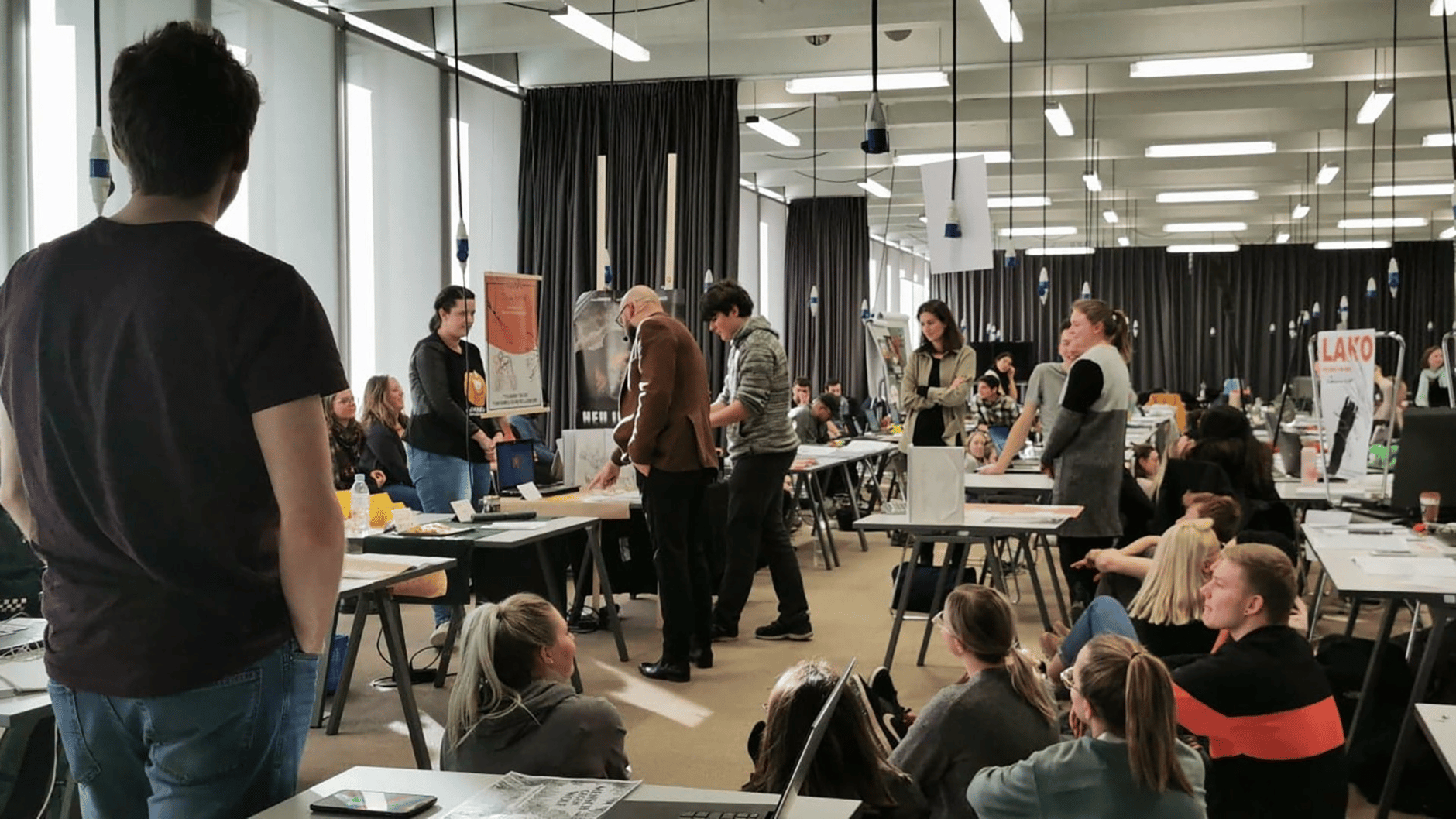 Students collaborating in a modern classroom at the University of Applied Science Graubünden Media House.