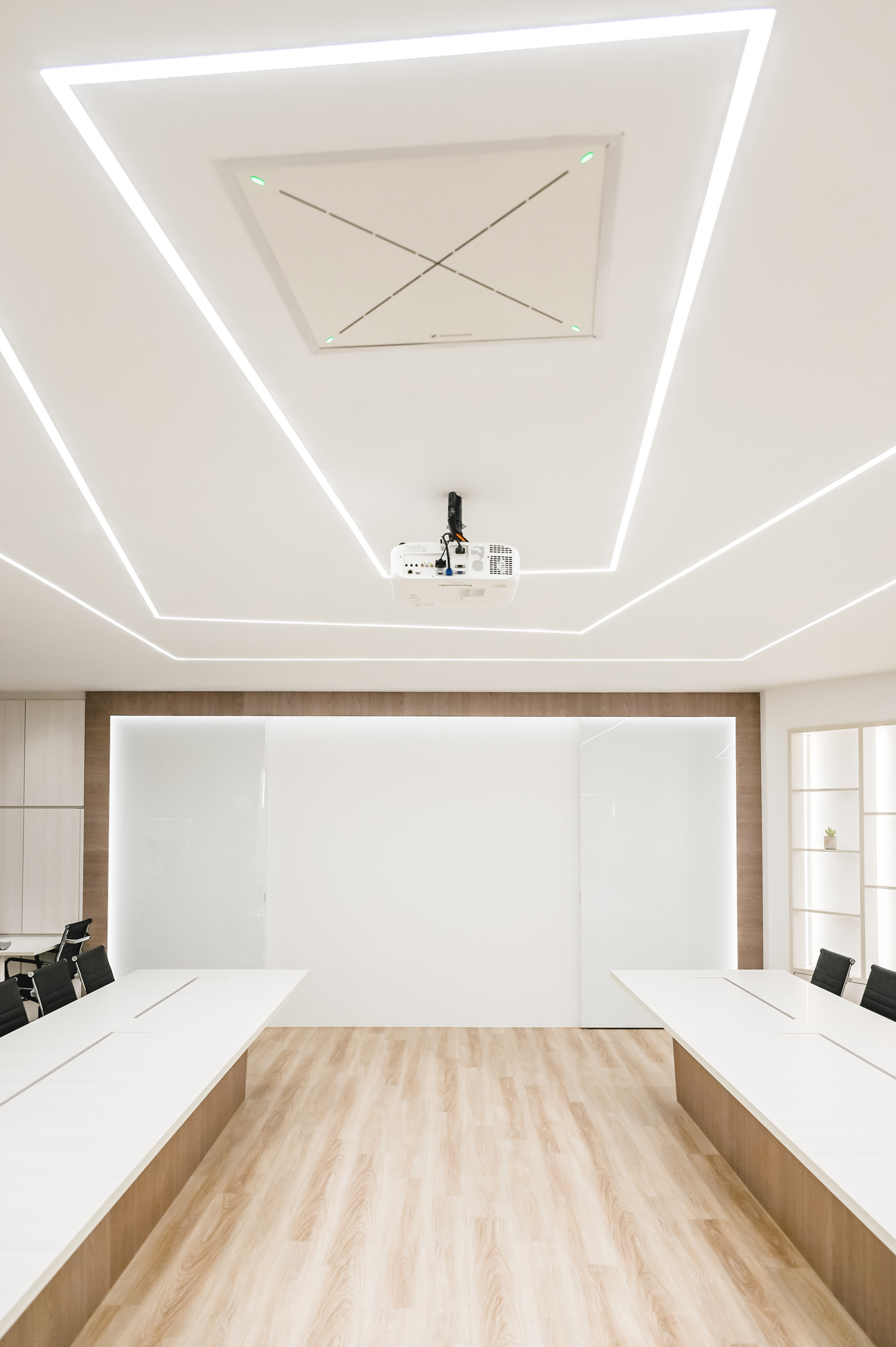 Modern meeting room with ceiling-mounted Sennheiser TeamConnect Ceiling 2 microphone.