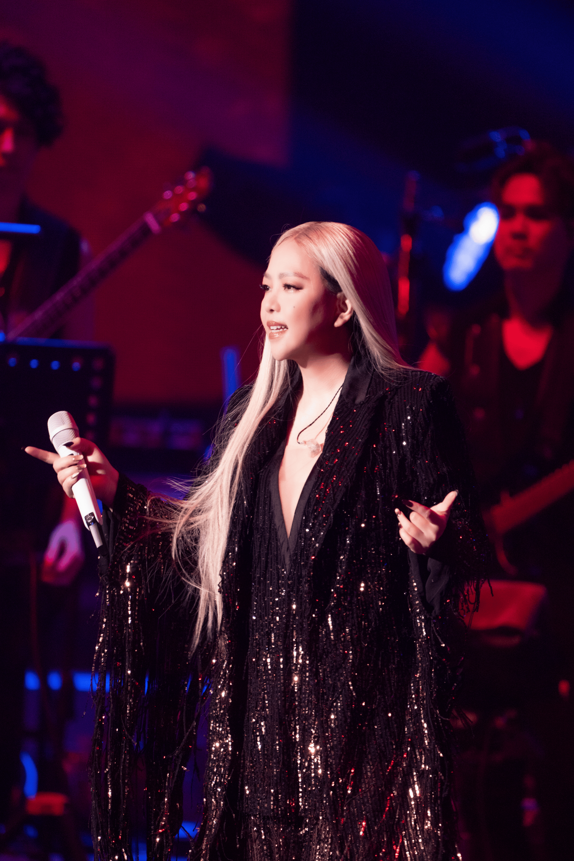 "aMEI sang just one line with the SKM 6000/MM 445 combo and was instantly amazed by the outstanding performance of the microphone.”
