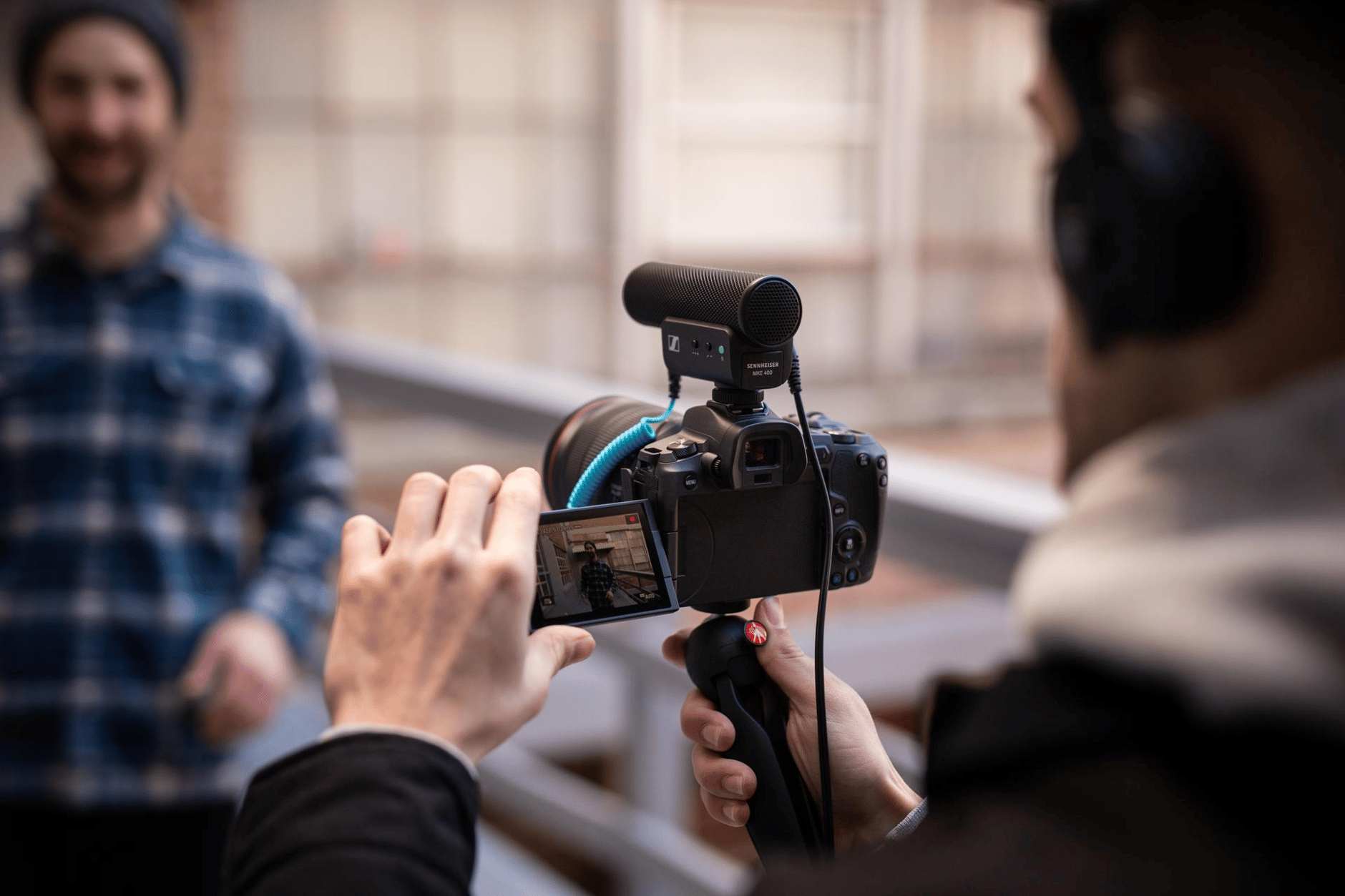 Sennheiser MKE 400 mounted on a smartphone capturing vlog footage